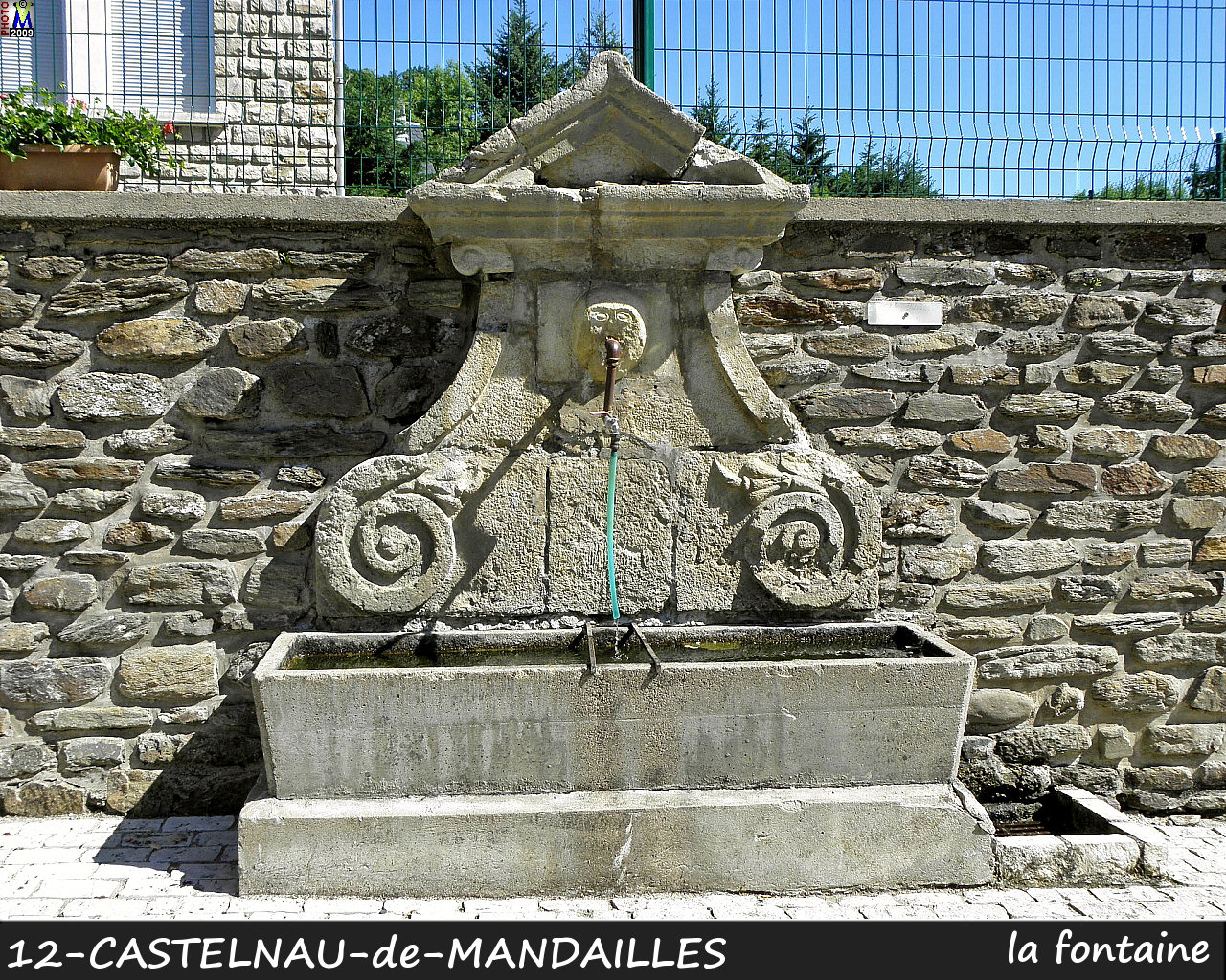 12CASTELNAU-MANDAILLES_fontaine_100.jpg