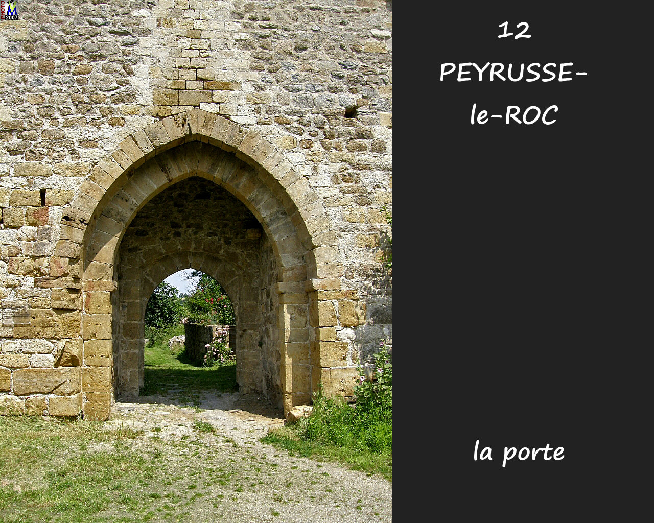 12PEYRUSSE-ROC_ruines-porte_104.jpg
