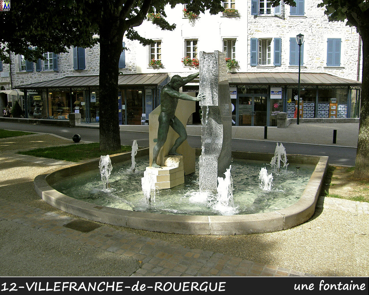 12VILLEFRANCHE-ROUERGUE_fontaine_100.jpg