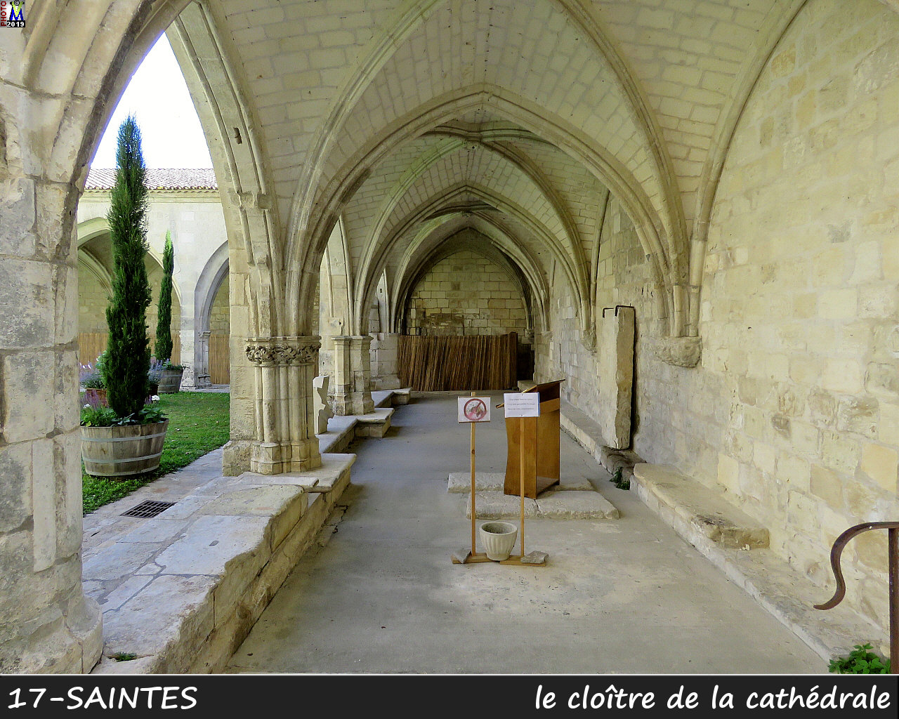 17SAINTES_cathedrale_306.jpg