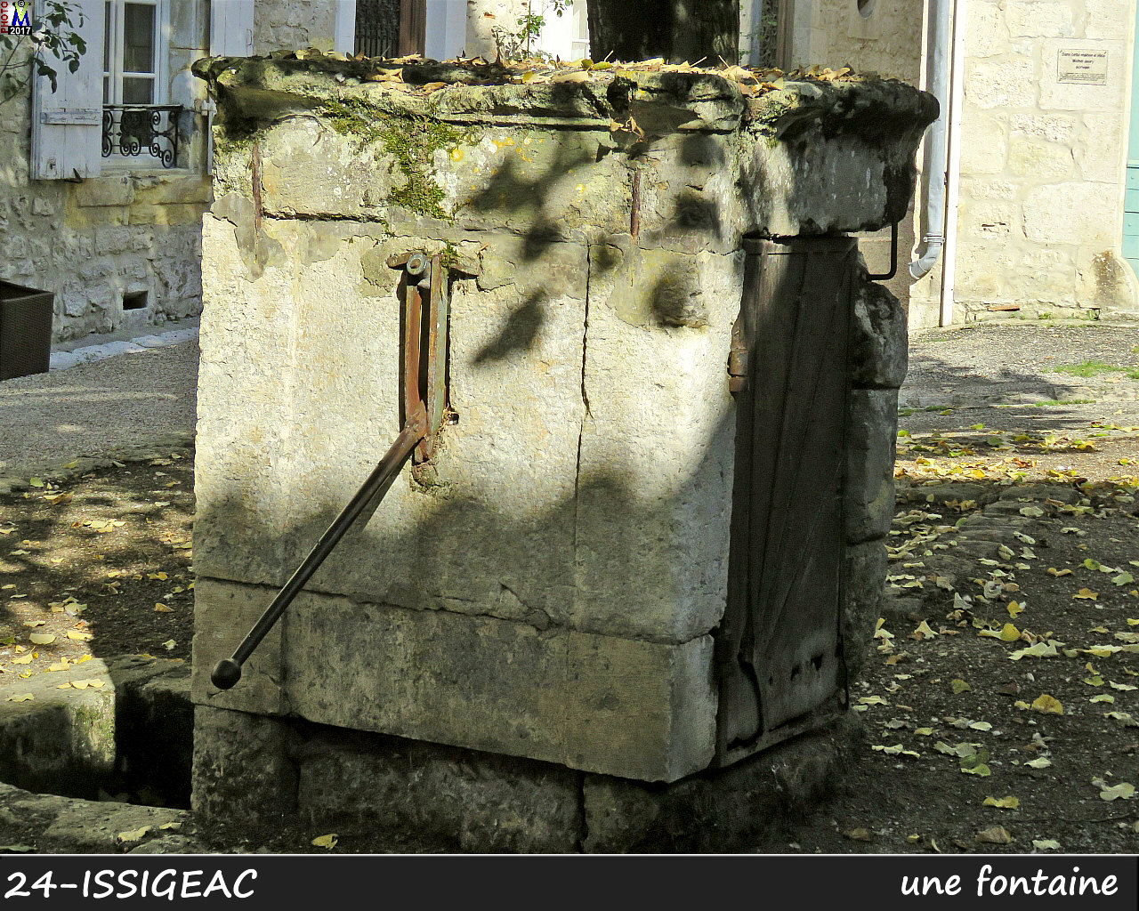 24ISSIGEAC_fontaine_100.jpg