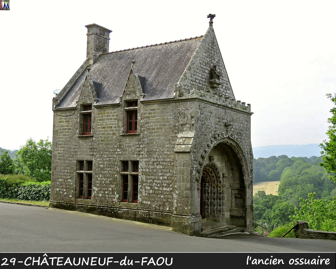 29CHATEAUNEUF-FAOU_ossuaire_100.jpg