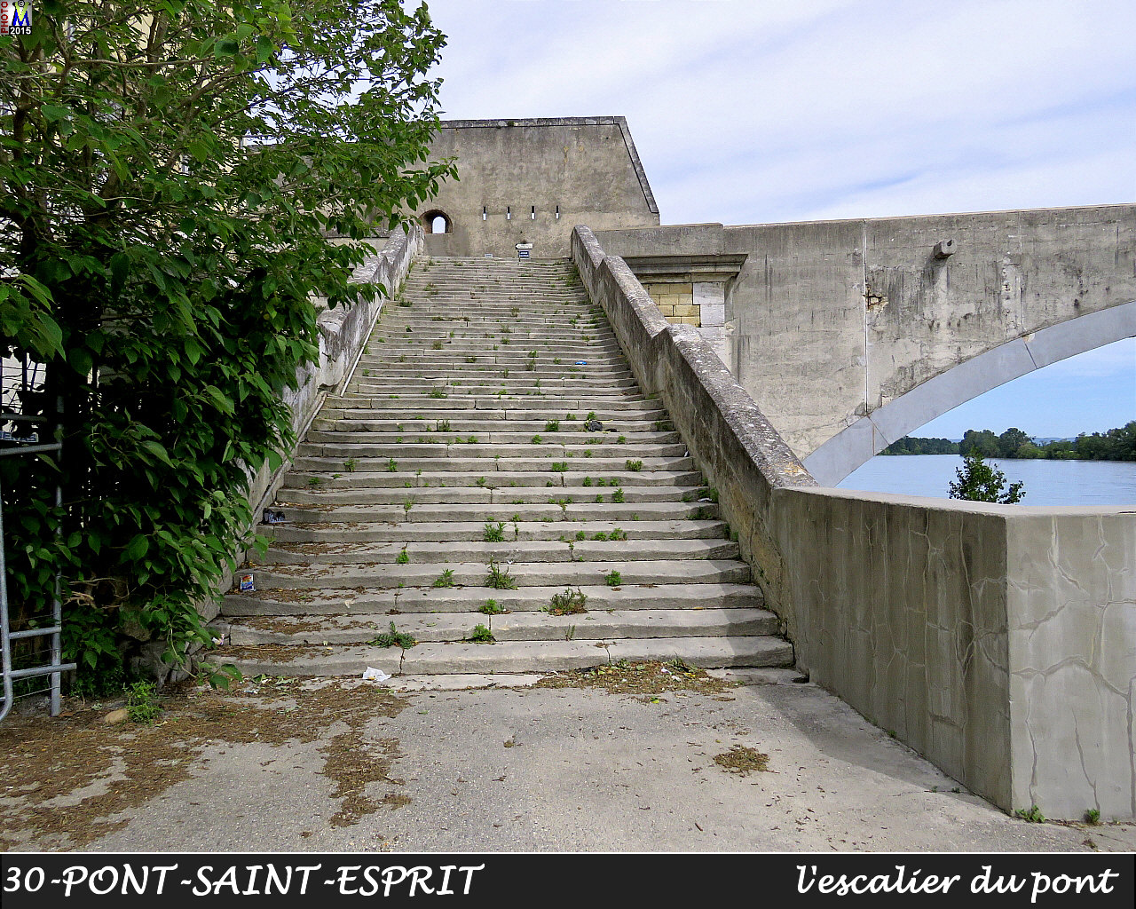 30PONT-SAINT-ESPRIT_escalierP_100.jpg