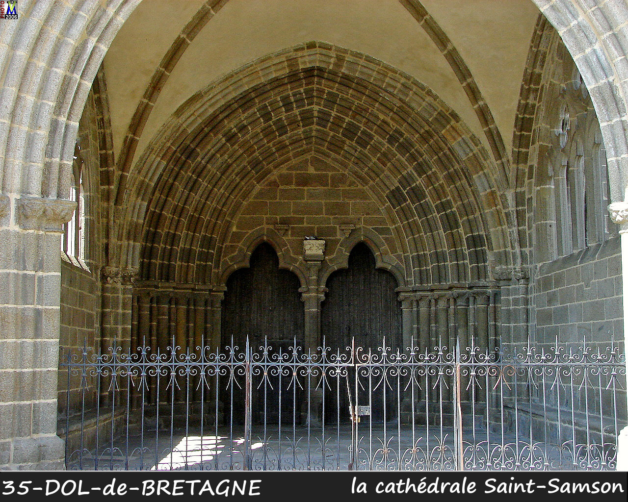 35DOL-BRETAGNE_cathedrale_112.jpg