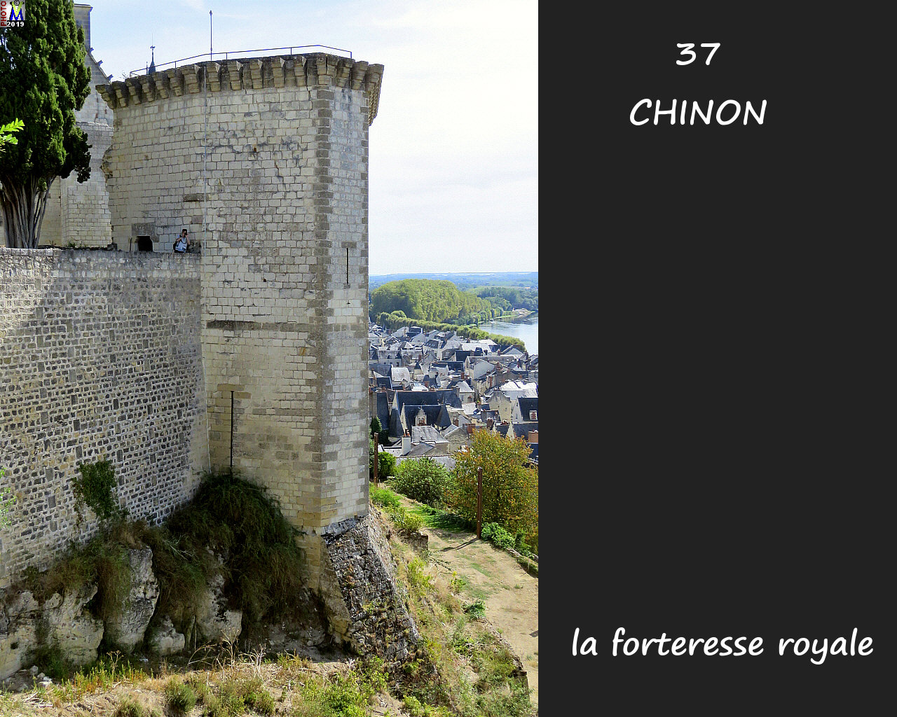 37CHINON_chateau_1090.jpg
