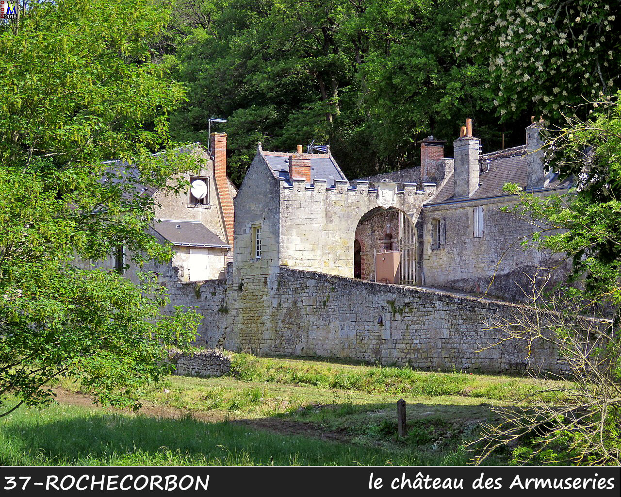 37ROCHECORBON_chateau_100.jpg