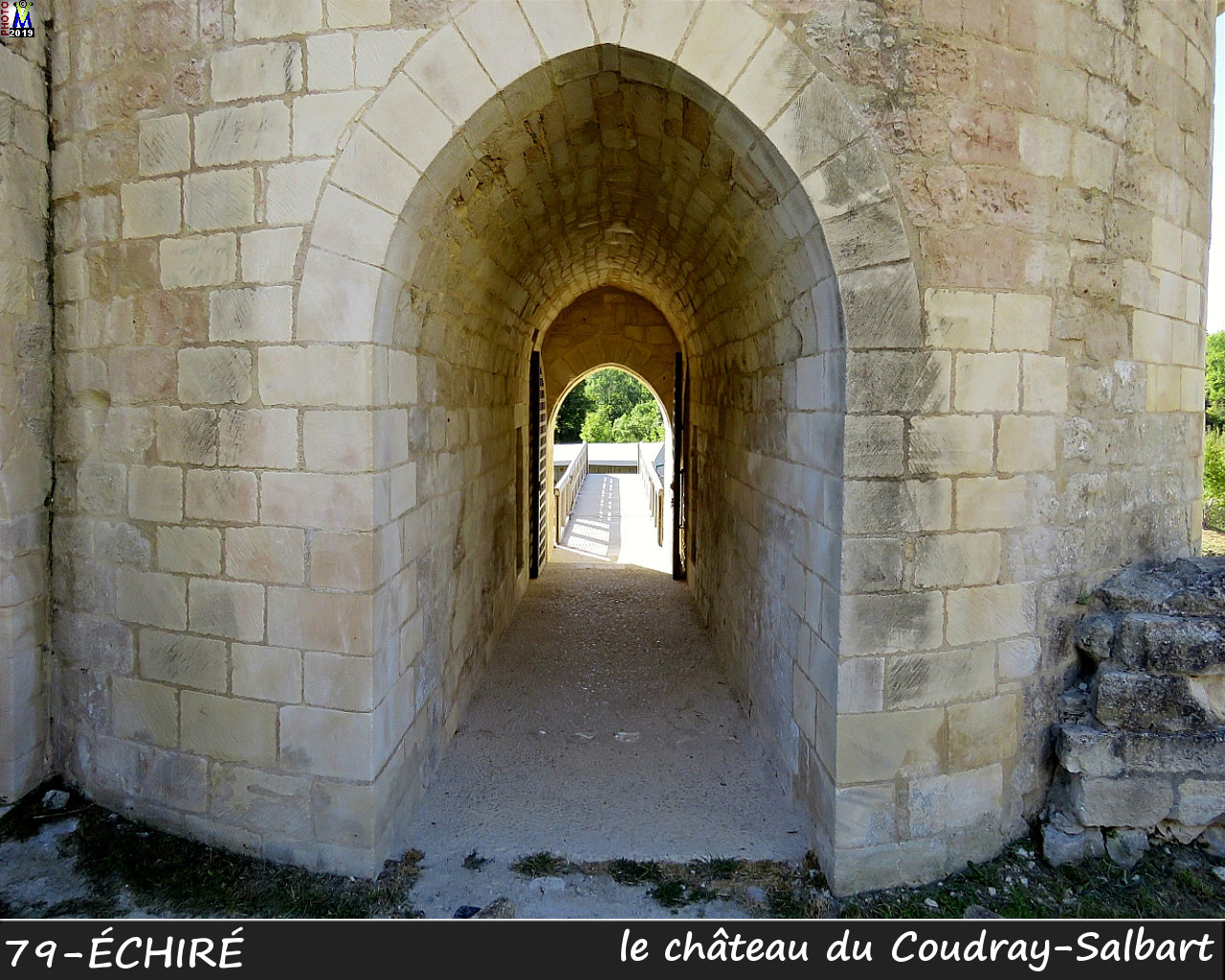 79ECHIRE_chateau_1070.jpg