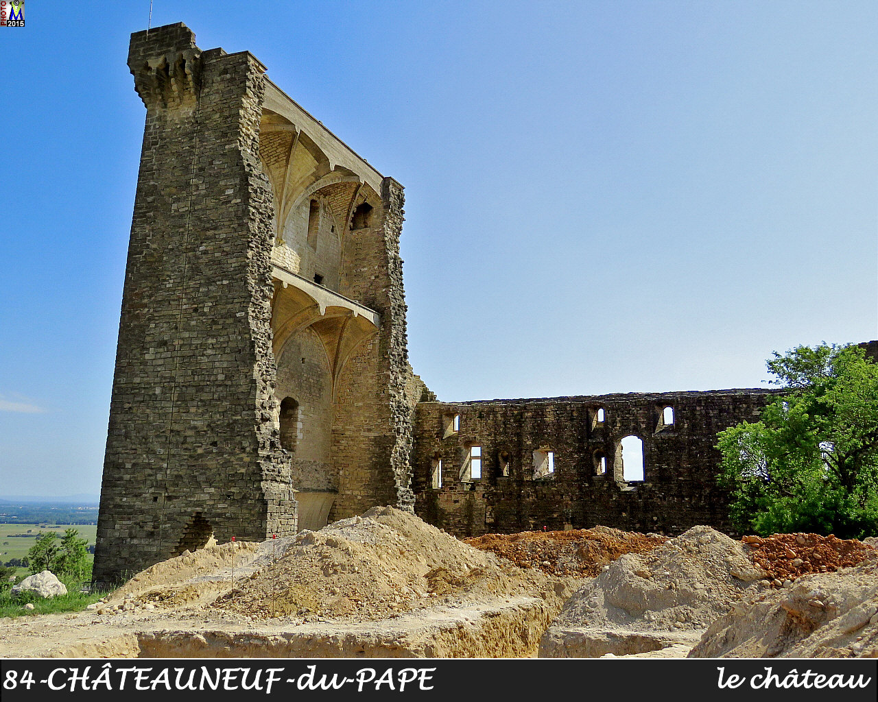 84CHATEAUNEUF-PAPE_chateau_110.jpg