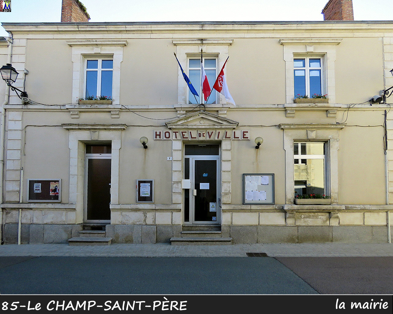 85CHAMP-St-PERE_mairie_1000.jpg