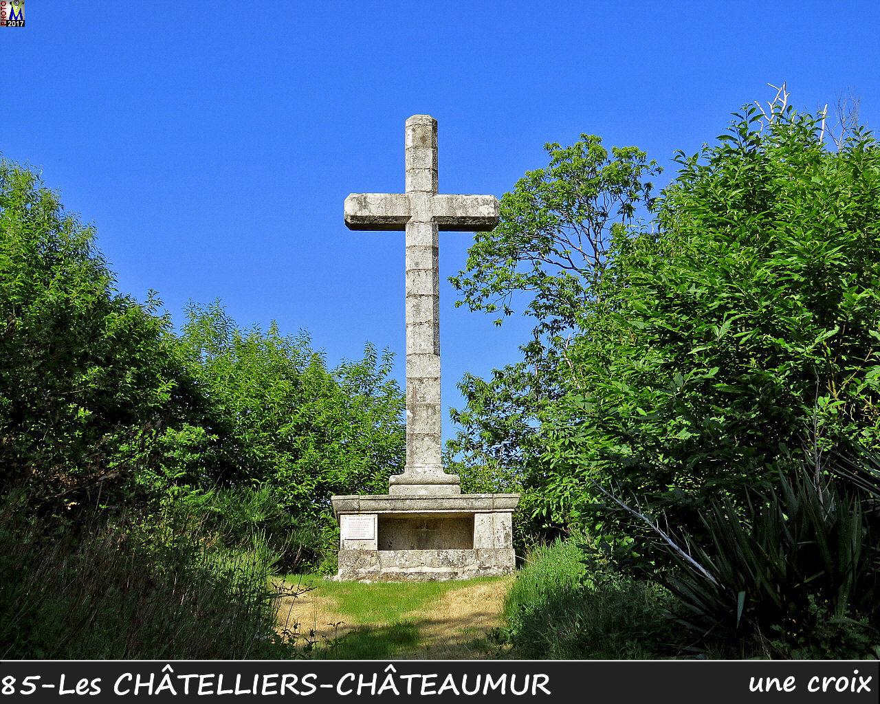 85CHATELLIERS-CHATEAUMUR_croix_1000.jpg