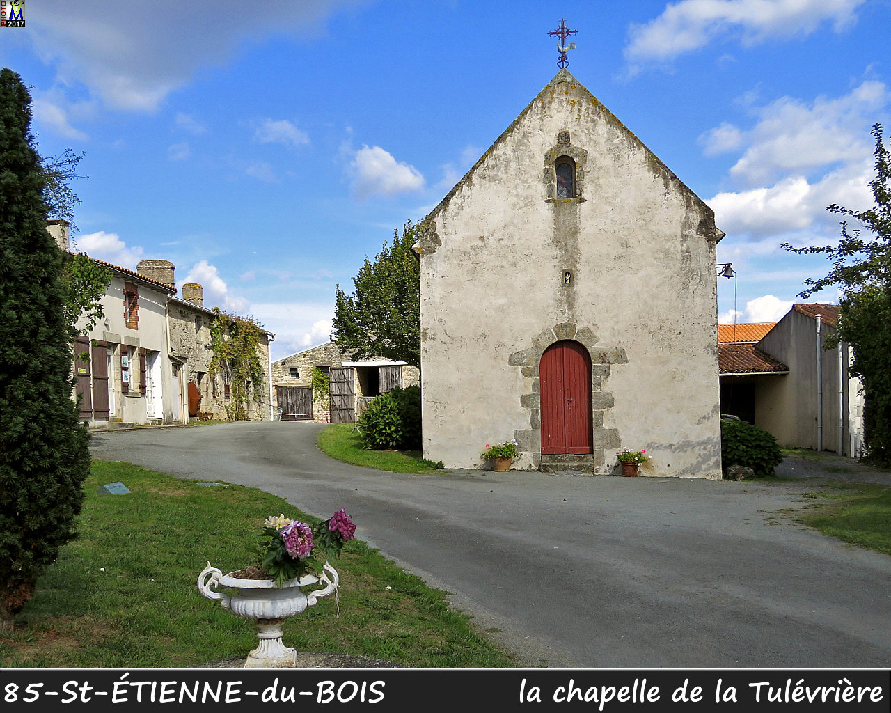 85St-ETIENNE-du-BOIS_chapelle_100.jpg
