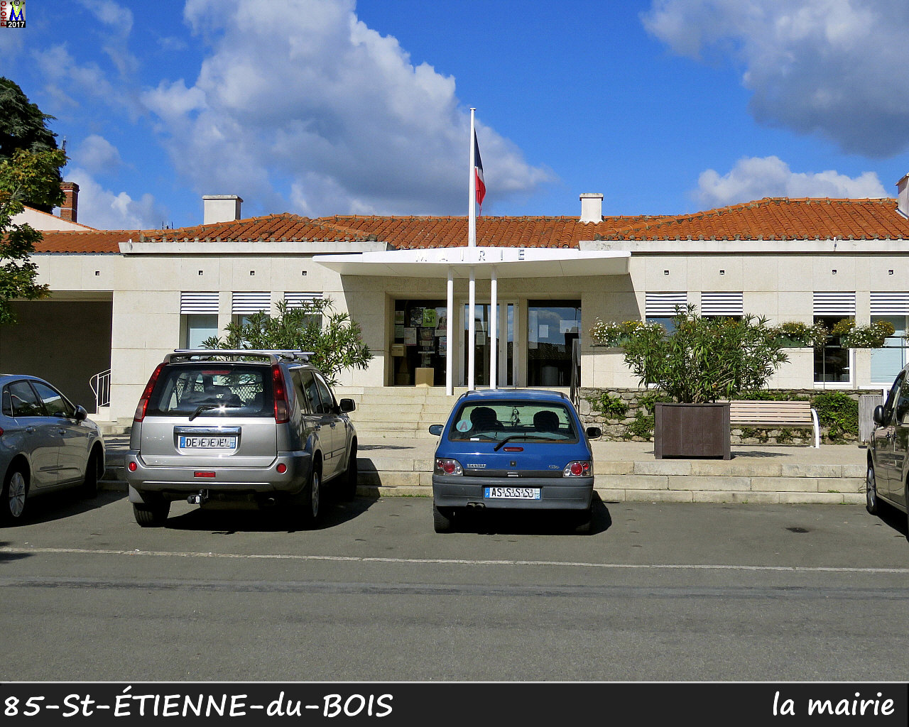 85St-ETIENNE-du-BOIS_mairie_100.jpg