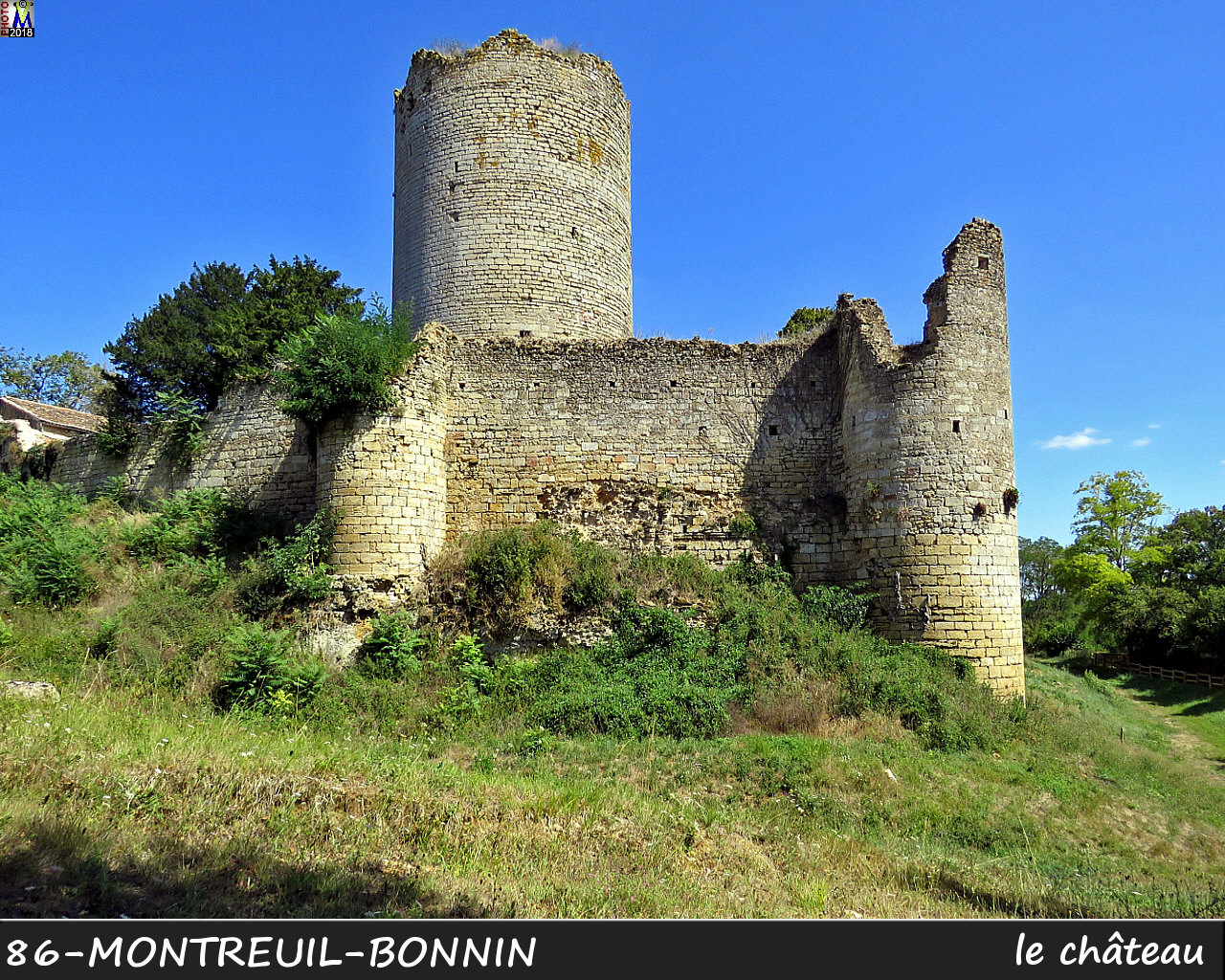 86MONTREUIL-BONNIN_chateau_1010.jpg