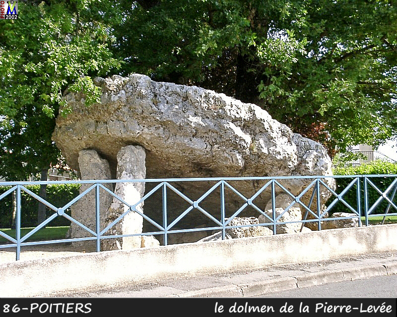 86POITIERS_dolmen_100.jpg