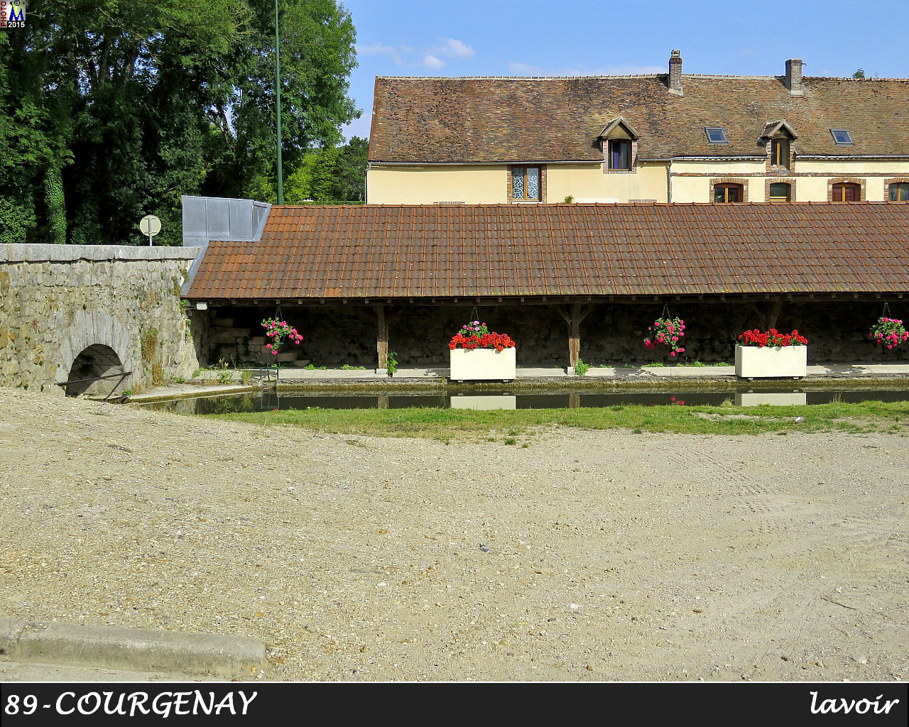 89COURGENAY_lavoir_100.jpg
